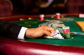 Antarmuka permainan Andar Bahar di piramida slot dengan visualisasi meja permainan dan tombol taruhan