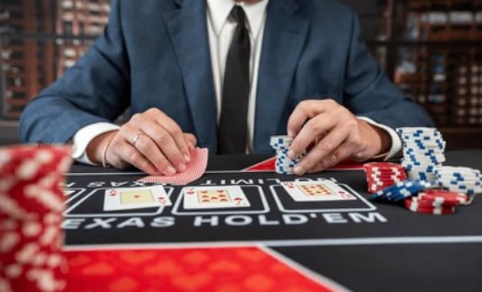 Layar permainan Lightning Roulette di piramida slot menampilkan roda roulette dengan pengganda kilat bersinar