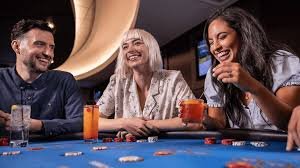 Studio Live Game Shows piramida slot dengan multi-kamera profesional dan dealer berseragam