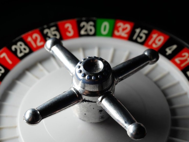 Pemain melakukan taruhan di meja Baccarat langsung piramida slot melalui antarmuka mobile